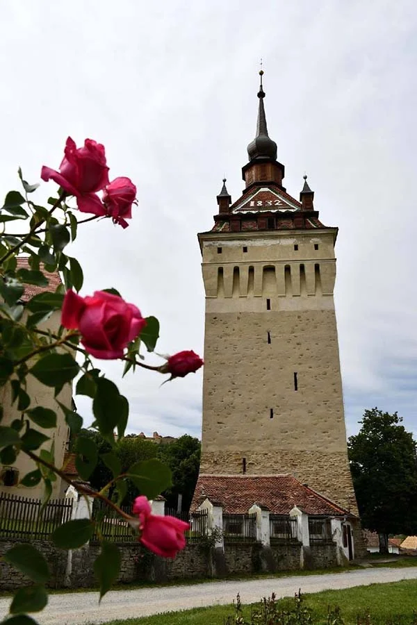 Le village et l'église fortifiée de Saschiz / Keisd en Transylvanie Le village et l'église fortifiée de Saschiz / Keisd en Transylvanie