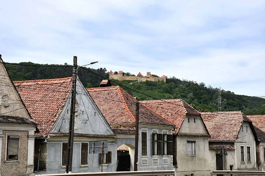 Le village et l'église fortifiée de Saschiz / Keisd en Transylvanie Le village et l'église fortifiée de Saschiz / Keisd en Transylvanie